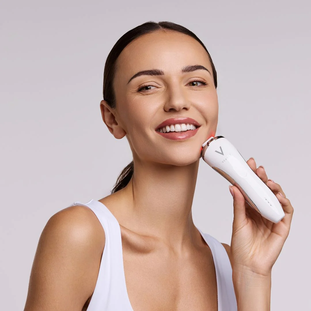 Woman using VEAUTY Dot RF Device